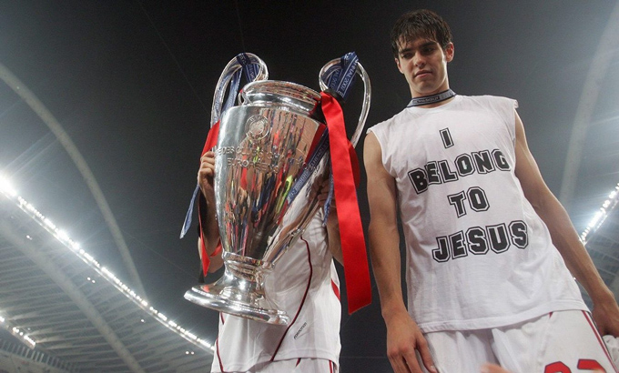 Kaka bên chiếc cúp tai voi Champions League